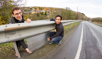 SINTEF scientists Dirk Nolte and Nguyen Hieu Hoang investigated how aluminium noise-barriers could be directly mounted on guardrails. Photo: SINTEF/Thor Nielsen.