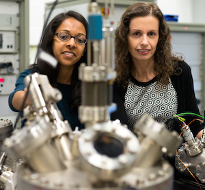 PhD student Hemma Mistry (l) and Ruhr-Universität Bochum Professor Beatriz Roldan Cuenya are researching new catalysts that convert carbon dioxide into ethylene. Image credit: ©RUB, Kramer.