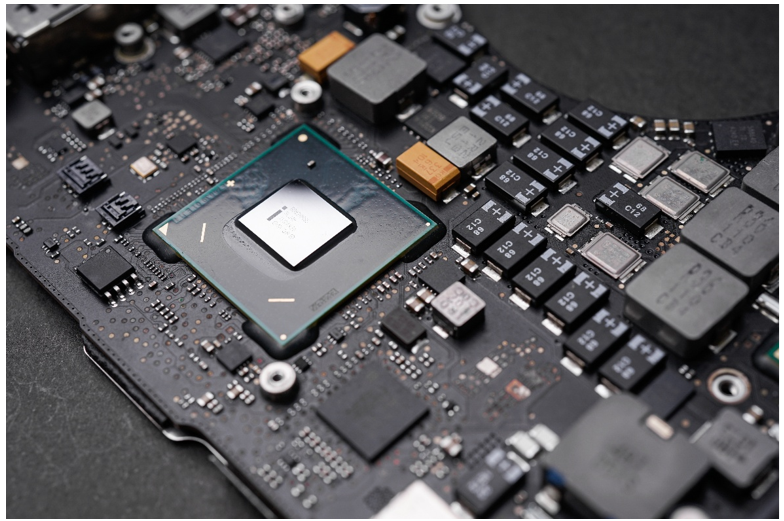 Figure 3. To mitigate the risk of dendritic growth in AI processor boards with ultra-fine features, specialized solder pastes must meet challenging SiR profiles. Source: Capix Denan/Shutterstock