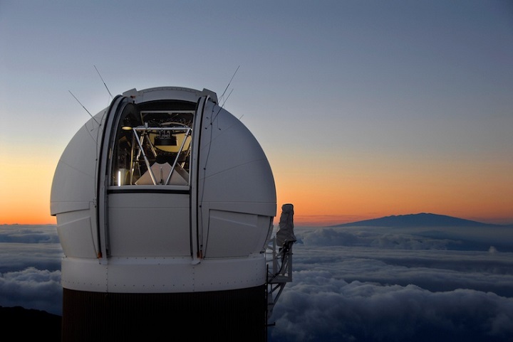 The observatory and its 1.8-m telescope in Hawaii. Source: R. Ratkowski/PS1 Science Consortium