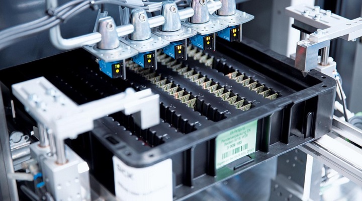 Figure 3: Sensor-enabled robots can detect the presence of products or objects and automatically move them to the desired locations on the manufacturing line. Source: SICK