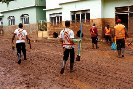 Over 30 million cubic meters of iron mine waste flooded two nearby towns and killed 17 people. Image source: Samarco.