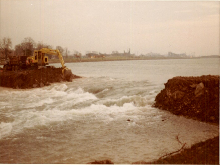 Workers install a cofferdam upstream of the Falls. Source: U.S. Army Corps of Engineers