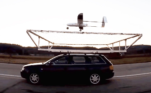 The UAV navigated to a position within 50 cm above a mobile platform. Image credit: DLR.