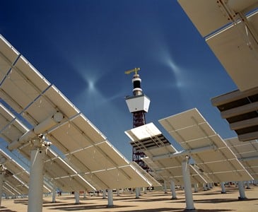 A solar tower’s heliostats focus sunlight to generate heat in order to run a steam turbine. Image source: NREL.