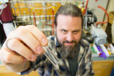 Stephen Foley have developed a process to extract gold from electronic scrap. Image source: University of Saskatchewan.