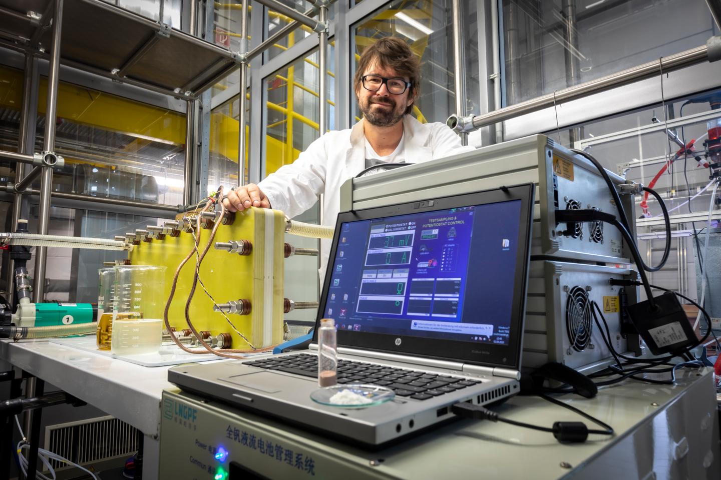 TU Graz researcher Stefan Spirk has found a way to replace liquid electrolytes in redox flow batteries with vanillin. Source: Lunghammer — TU Graz