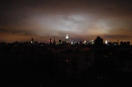New York City suffered blackouts after Hurricane Sandy hit in 2012. Microgrids can help reduce vulnerabilities to such outages. Image source: Wikimedia