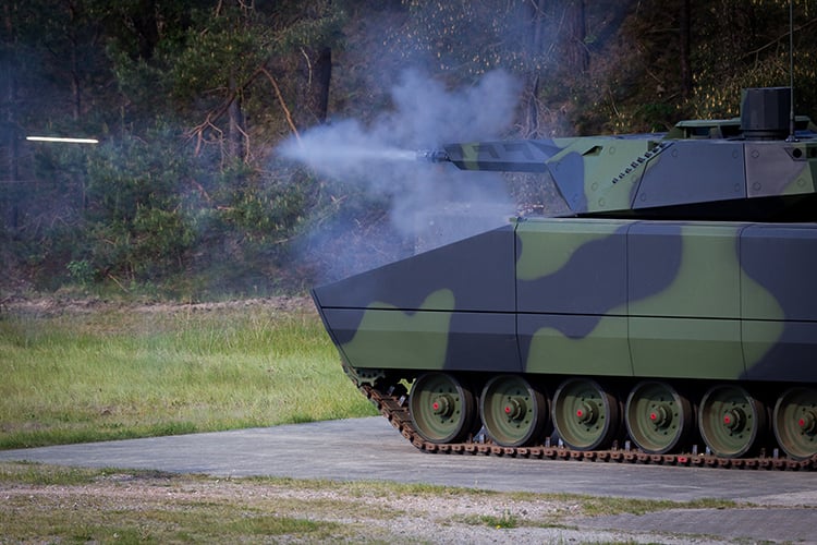 A 30 mm tracer round is fired by Rheinmetall’s Lynx KF41 on a test range in Germany. Source: Rheinmetall Defence