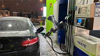 Robotic arm pumps gas autonomously