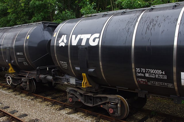 Figure 3. Recovered fluids need to remain flowing throughout transport, meaning this bitumen rail car is a prime application for immersion heaters. Source: Ian Taylor/CC BY-SA 2.0