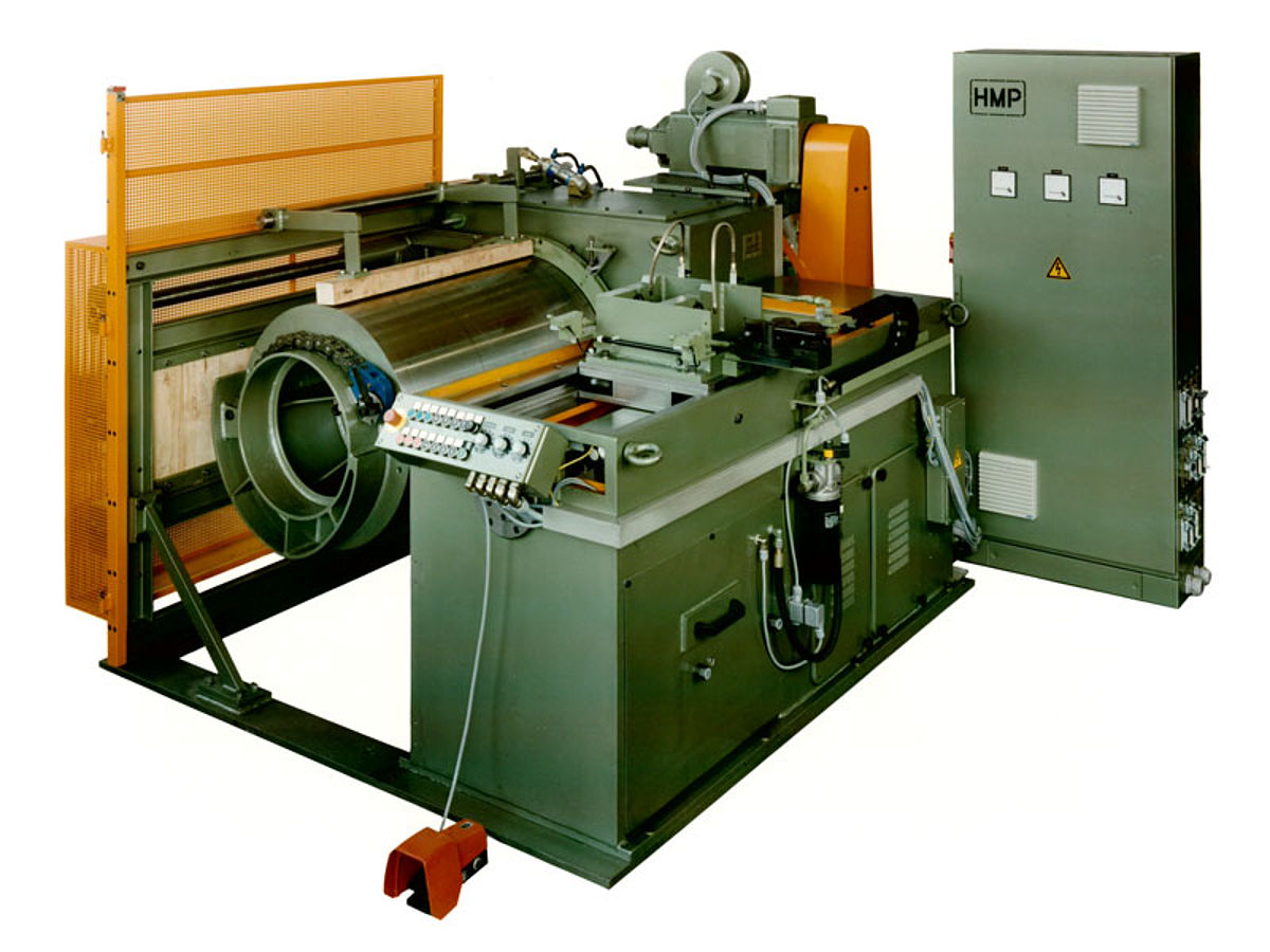 Figure 6. Horizontal drum-drawing machine with axial traverse and drawn in tongs. Source: HMP