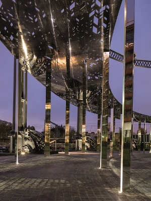 Parametric modelling software was used to help ensure that the column spacing and canopy structure perforations did not cause stresses that might distort reflections from the mirrored surface. Image credit: John Sturrock.