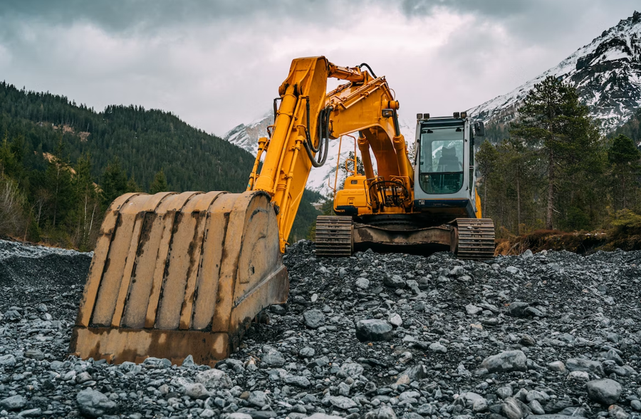  Excavator in mountain scenery. Source: Gerold Hinzen/Unsplash