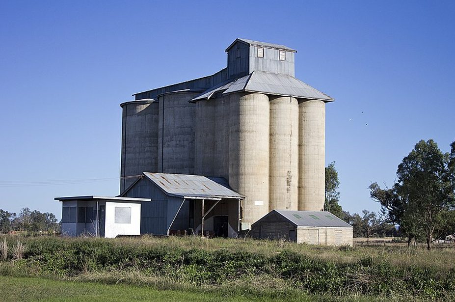 Grain silos are just one application of solids handling. Source: Bidgee/CC BY-SA 3.0 AU