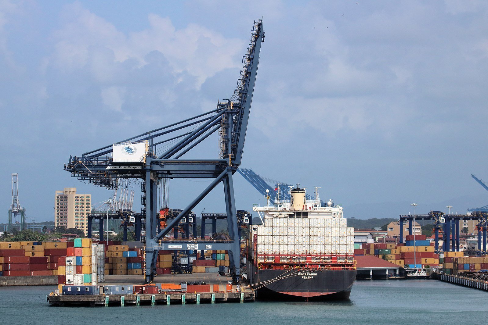 A gantry crane services containers on the container ship MSC Leanne at a port in Panama. Source: ImagePerson/ CC BY-SA 4.0