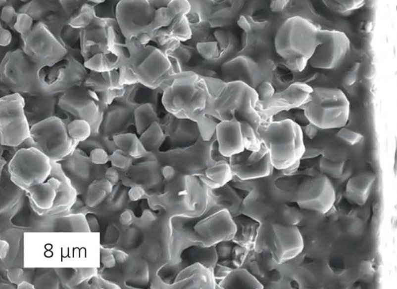 Scanning electron micrograph of a composite membrane. The ethyl acetate molecules diffuse through the pores of the zeolite layer, which are only 0.5 nm in size, to the other side of the membrane. Source: Fraunhofer IKTS