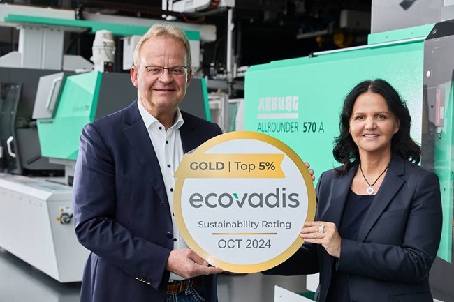 Managing partners Michael and Juliane Hehl with their Ecovadis Gold Medal. Source: Arburg