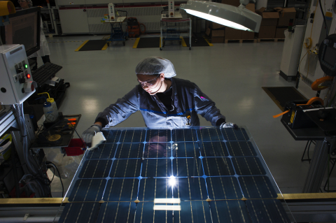 Production of two-sided solar panels by SolarWorld.