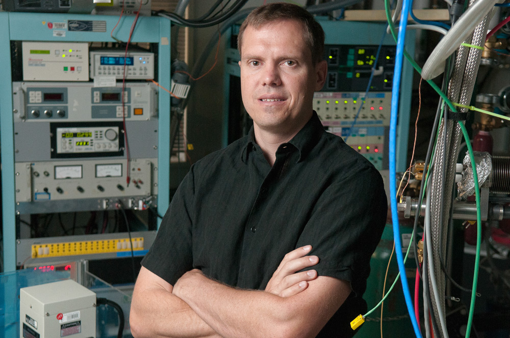 Associate Professor Nicholas Melosh developed a new, non-destructive system for sampling cells with nanoscale straws. Image credit: L.A. Cicero