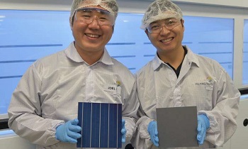 SERIS inventors holding textured DWS multicrystalline silicon solar cell and wafer. Source: NUS 