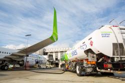 Flights between Los Angeles and San Francisco will operate with the renewable fuel from AltAir Paramount. Image source: United Airlines
