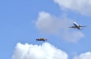 A RPAS and a commerical aircraft nearly miss colliding into each other. 