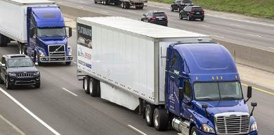 Automated platooning reduces fuel emissions by 7%. Image: Peloton Technology