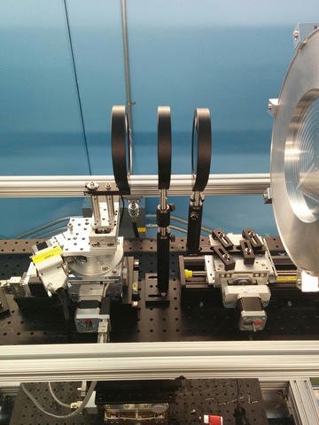 Figure 1. Moving the three gratings of the “silicon lens” focuses neutron beams on a sample, allowing them to perceive interior details ranging in size from 1 nanometer to 10 micrometers. Source: Huber & Hanacek/NIST