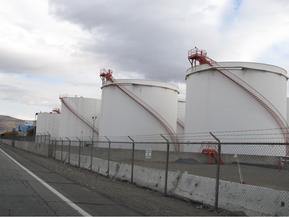 Tank farm in Nevada, used for storing liquids. Source: Ken Lund/CC BY-SA 2.0