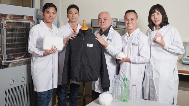 NUS researchers turn plastic bottle waste into ultralight PET aerogels suitable for various applications, including heat insulation and carbon dioxide absorption. Source: NUS
