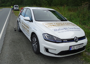 Traffic noise and fuel consumption could both be reduced with low-noise tires and the right kind of road surface. Image credit: SINTEF.