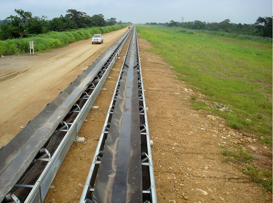 Incredibly long, outdoor belt feeder in Nigeria. Source: Fachab/CC BY-SA 4.0 DEED