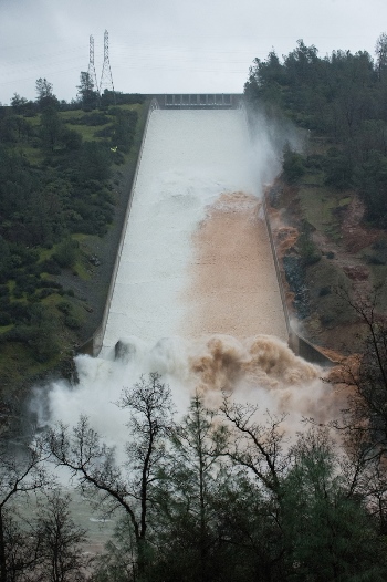 Oroville Dam spillway before the February 2017 failure.