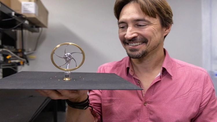 The experimental Stirling engine generates mechanical power from the temperature difference between the Earth and deep space when placed outdoors at night. Source: Mario Rodriguez, University of California Davis 