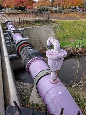 A lavender-colored non-potable water pipeline in Mountain View, California. Source: Grendelkhan via Wikimedia/CC BY-SA 3.0