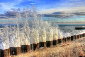 When a breaking wave collides with an upright structure, water is dispersed in distinct patterns. Image credit: Pixabay.