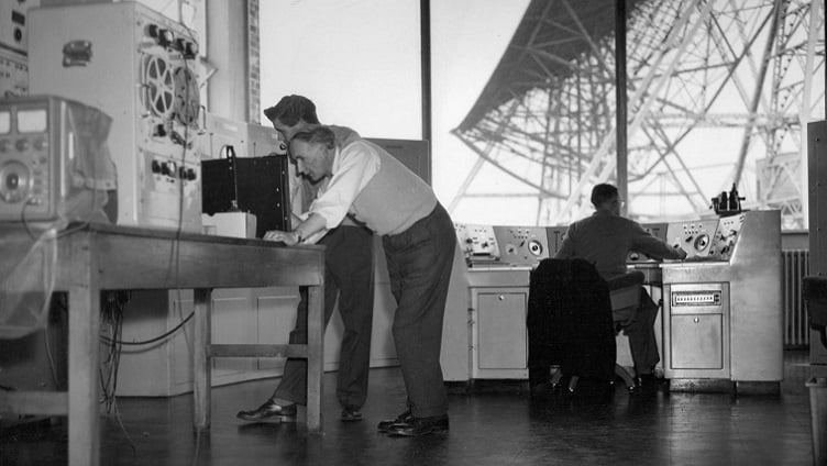 Sir Bernard Lovell tracking spacecraft with a tape recorder at Jodrell Bank. Souce: Jodrell Bank Observatory/The Jodrell Bank Centre for Astrophysic at The University of Manchester