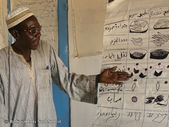Mahamat Seid instructs Sundanese refugees at the Gaga refugee camp in Chad on how to use the solar cookers provided by Solar Household Energy 
