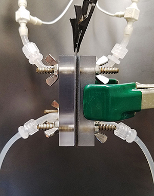 A feed solution contained in a reservoir was separately fed to the two inlets of the flow cell using pumps, one desalinated and the other concentrated. The conductivity of the discharge was then measured using flow conductivity meters located at each outlet, which were monitored by computer. Source: Taeyoung Kim