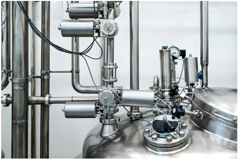 Stainless steel processing equipment used in controlled industrial manufacturing. Source: Polcarpo Brito/Pexels