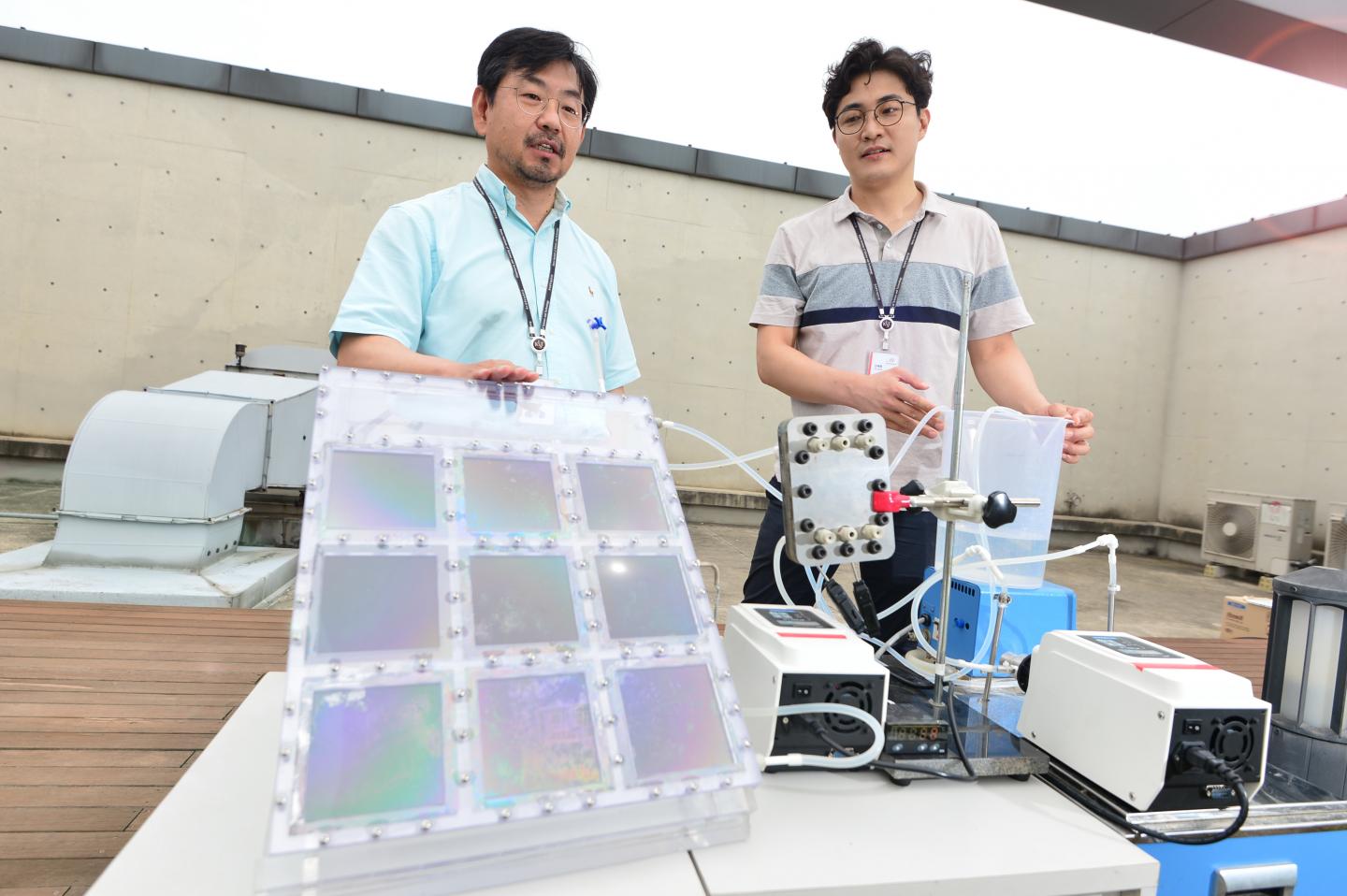 Through solar absorbers (9 panels, 5cm by 5cm in size), the team of Kyung-guen song are discussing the process of producing water at high efficiency with membrane distillation technology. Source: Korea Institue of Science and Technology