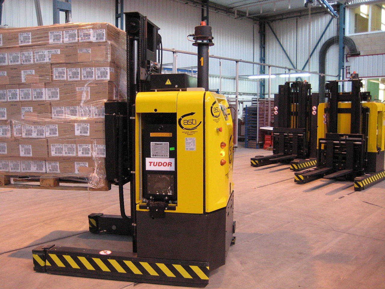 Figure 1. Automated guided vehicles like this one can be used to maneuver within small warehouse spaces. Source: Carmenter/CC BY-SA 4.0