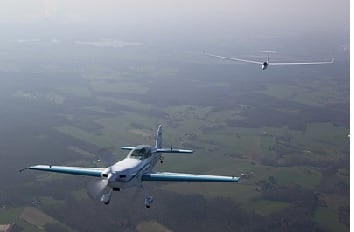 World's first aerotow with an electric plane. Credit: Jean-Marie Urlacher