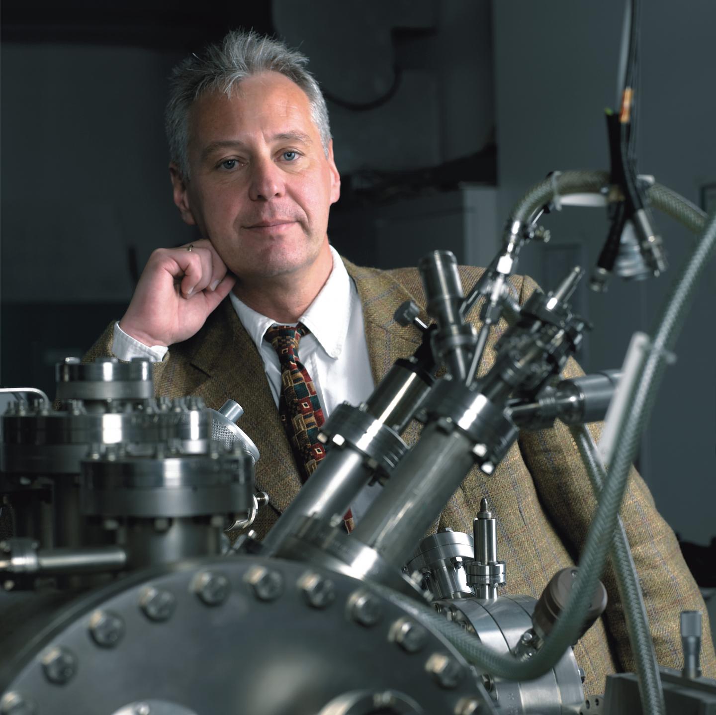 Working in collaboration with a team from the Leibniz Institute for New Materials, a group of physicists at Saarland University, led by Professor Uwe Hartmann (photo), has for the first time succeeded in characterizing the mechanical properties of free-standing single-atom-thick membranes of graphene. Source: dasbilderwerk