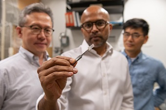 Researchers examine a piece of platinum-graphene catalyst. Source: Allison Carter/Georgia Institute of Technology