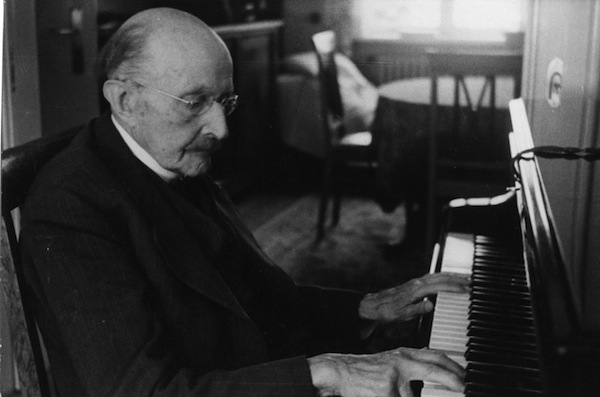 The physicist Max Planck, who was a pianist, considered electron orbits as if they were vibrating strings. Image source: Max Planck Institute