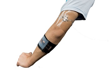 The wearable biofuel cell powers a diode attached to the black armband on the forearm. Source: Xiaohong Chen/CNRS/Université Grenoble Alpes