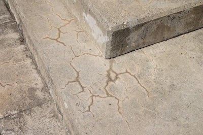 Cracking due to the ASR reaction in concrete can be nondestructively detected and monitored with the EIS method. Source: Draceane/Wikimedia (CC BY-SA 4.0)