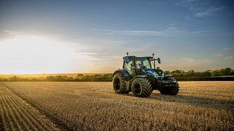 The FPT Industrial N67 natural gas engine powers the world’s first LNG prototype tractor, designed by New Holland Agriculture